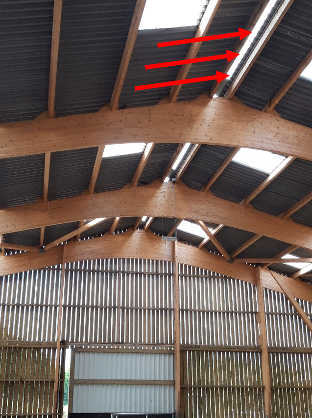 La pose d’un « pare-pluie » au faîtage favorisera la ventilation par « effet cheminée » du bâtiment.